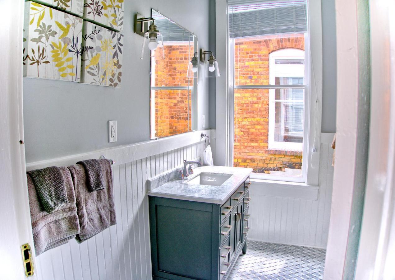 2 Bedroom Newly Renovated Townhome In Historic Савана Екстериор снимка